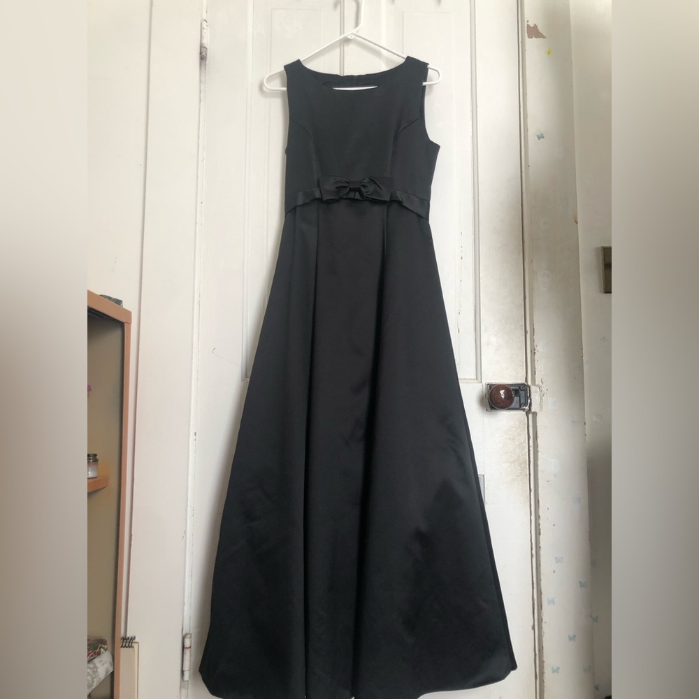Night Scene California elegant black gown